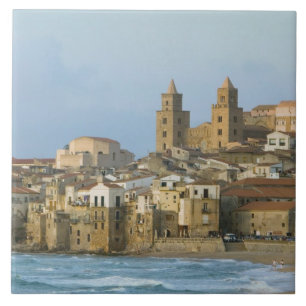 Italië, Sicilië, Cefalu, Uitzicht met Duomo van  Tegeltje