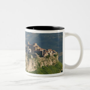 Italië, Sicilië, Enna, Calascibetta, ochtendbeeld Tweekleurige Koffiemok