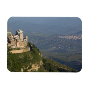 Italië, Sicilië, Enna, Stadsgezicht vanuit Rocca d Magneet
