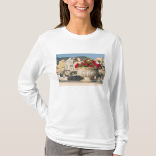 Italië, Sicilië, Termini Imerese, Uitzicht & Bloem T-shirt