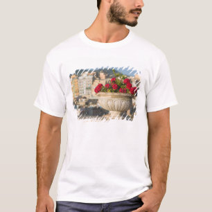 Italië, Sicilië, Termini Imerese, Uitzicht & Bloem T-shirt
