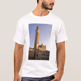 Italië, Toscane, Sienna. Torre del Mangia op T-shirt
