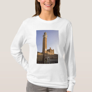 Italië, Toscane, Sienna. Torre del Mangia op T-shirt