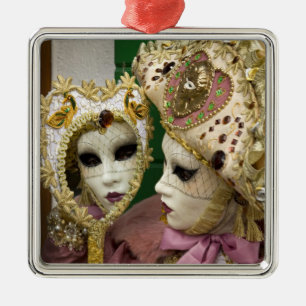 Italië, Venetië, Burano-eiland. Vrouw gekleed in Metalen Ornament