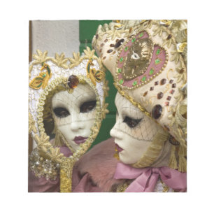 Italië, Venetië, Burano-eiland. Vrouw gekleed in Notitieblok