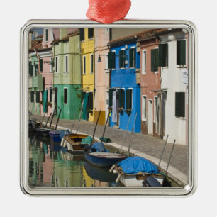 Italië, Venetië, Burano. Meerkleurige huizen langs Metalen Ornament