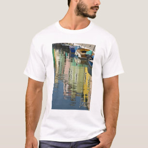 Italië, Venetië, Burano. Meerkleurige huizen langs T-shirt
