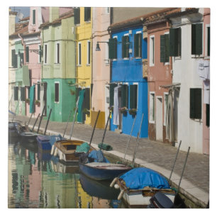 Italië, Venetië, Burano. Meerkleurige huizen langs Tegeltje