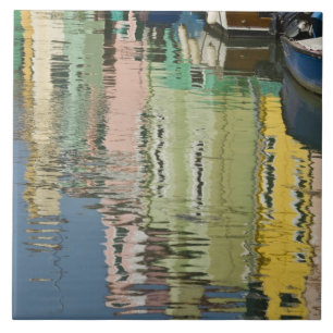 Italië, Venetië, Burano. Meerkleurige huizen langs Tegeltje