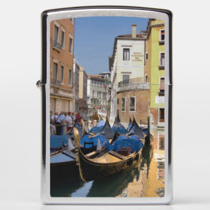 Italië, Venetië, gondels afgemeerd langs kanaal