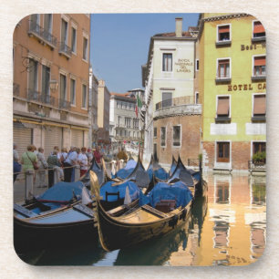 Italië, Venetië, gondels afgemeerd langs kanaal Bier Onderzetter
