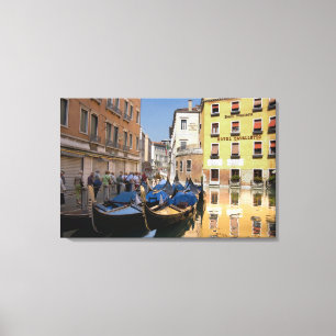 Italië, Venetië, gondels afgemeerd langs kanaal Canvas Afdruk