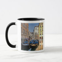 Italië, Venetië, gondels afgemeerd langs kanaal