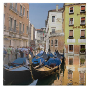Italië, Venetië, gondels afgemeerd langs kanaal Tegeltje