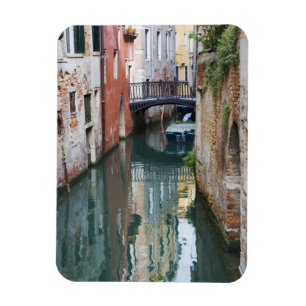 Italië, Venetië, reflecties en kleine brug van Magneet