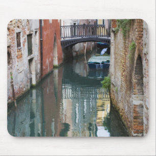 Italië, Venetië, reflecties en kleine brug van Muismat