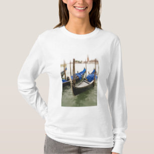 Italië, Venetië, selectieve focus van Gondola in T-shirt