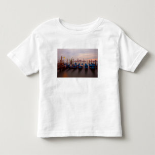Italië, Venetië. Verankerde gondels in de schemeri Kinder Shirts