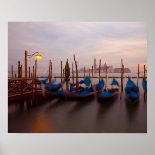 Italië, Venetië. Verankerde gondels in de schemeri Poster