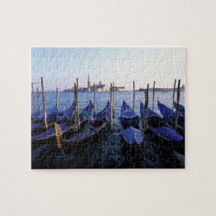 Italië, Veneto, Venetië, rij gondels en San Legpuzzel