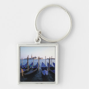 Italië, Veneto, Venetië, Rij gondels en San Sleutelhanger