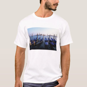 Italië, Veneto, Venetië, Rij gondels en San T-shirt