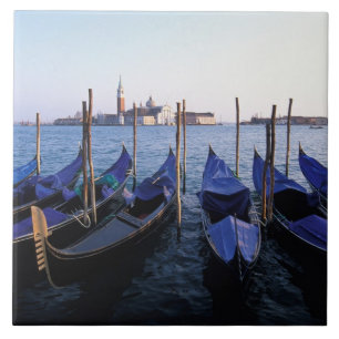 Italië, Veneto, Venetië, Rij gondels en San Tegeltje