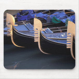 Italië, Veneto, Venetië. Rij gondels. Muismat