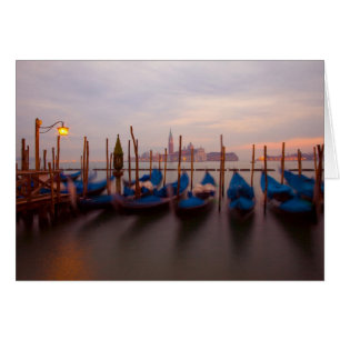 Italie, Venise. Gondoles ancrées au crépuscule.