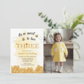 It's So Sweet To Bee Photo 3rd Birthday Invitation (Debout devant)