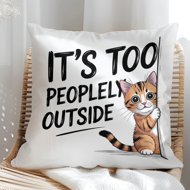 "It's Too Peopely Outside" Funny Introvert Cat Kussen ("It's Too Peopely Outside" Funny Introvert Cat Throw Pillow in a sunny boho rattan chair.)