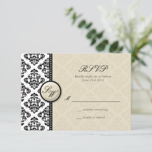 Ivory Damask Monogram Wedding RSVP (Staand voorkant)