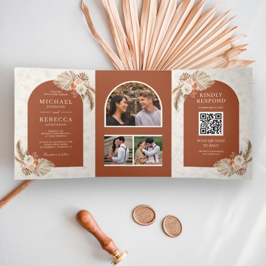 Ivory Floral Pampas Terracotta QR Code Weddenschap Drieluik Uitnodiging