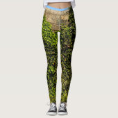 Ivy-bedekte stenen muur met blauwe leggings (Voorkant)