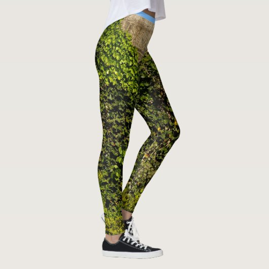 Ivy-bedekte stenen muur met blauwe leggings (Rechts)