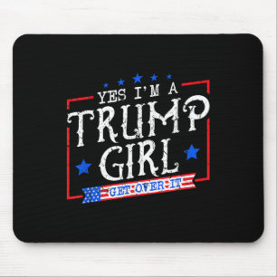 Ja, ik ben een Trump-meisje dat over zijn geschenk Muismat