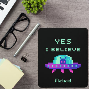Ja ik geloof Alien vliegende UFO ruimteschip Pixel Muismat