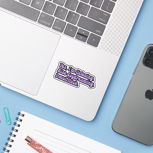 Ja, ik luister. Ook dagdromen. Ik multitask. Sticker (Laptop met iPhone)