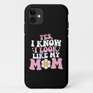 Ja, ik weet dat ik op mijn moeder lijk Groovy Moed iPhone 11 Hoesje