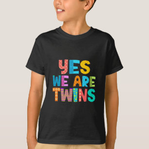 Ja, we zijn tweelingen die twee keer in een zuster t-shirt