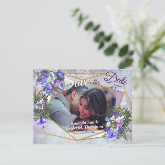 Jacaranda Blooms en Lily Bouquet redden de Dates Aankondigingskaart (Staand voorkant)