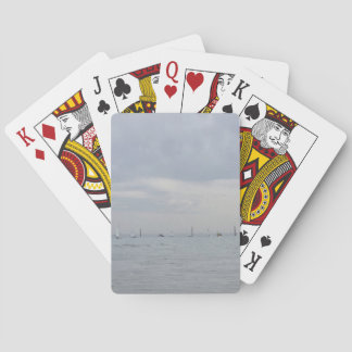 Jachten in een lijn tijdens een zeilwedstrijd pokerkaarten