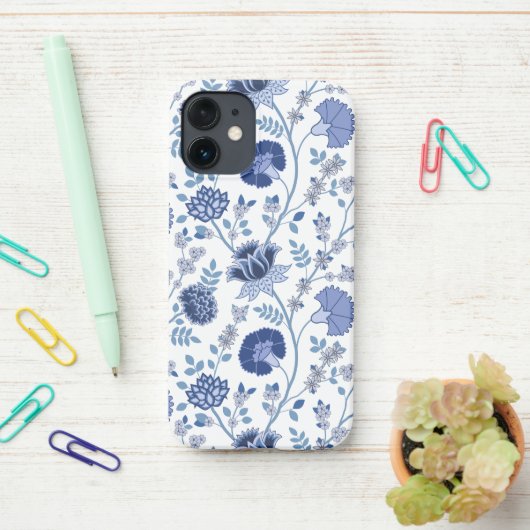 Jacobean Floral Big Pattern Blues op wit iPhone Hoesje (Op bureau)