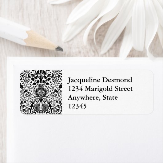 Jacobean Floral Damask, Black, White en Grey Etiket (Insitu)