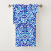 Jacobean Floral Damask, Cobalt Blue en White Bad Handdoek (Insitu)