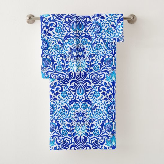 Jacobean Floral Damask, Cobalt Blue en White Bad Handdoek (Insitu)