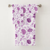 Jacobean Floral Pattern Pinks op wit Bad Handdoek (Insitu)