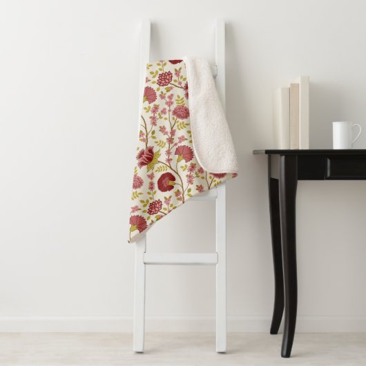 Jacobean Floral Rpt Pattern Reds Pinks Gold Cream Sherpa Deken (In situ)