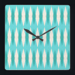 Jacquard moderne Carré moderne Horloge murale<br><div class="desc">Cette horloge murale en acrylique Jacquard moderne du milieu du siècle (en petits caractères) est ornée d'un arrière - plan turquoise et dynamique et d'un motif de diamants turquoises mod et translucides recouvrant de plus gros diamants vintages de couleur or et des pointes d'âge spatial. Ce Jacquard minimaliste d'inspiration et...</div>