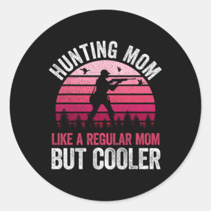 Jagen op mama als een gewone moeder, maar koelere ronde sticker